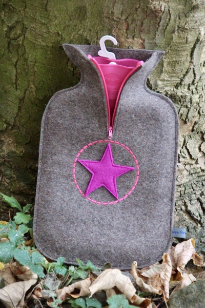Filz-Wärmflasche in naturgrau mit pinkem Stern